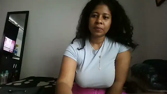 Snapshot of Ivon-09 chatting on 10.17.25 Ivon-09 online show from 10.17.25