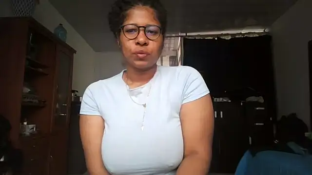 Snapshot of Ivon-09 chatting on 10.19.25 Ivon-09 online show from 10.19.25