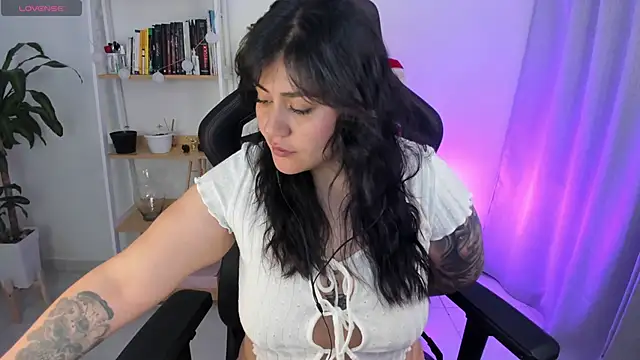 Snapshot of GretaX-X chatting on 11.18.25 GretaX-X online show from 11.18.25