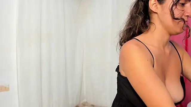 Snapshot of misshiccups chatting on 01.23.25 misshiccups online show from 01.23.25