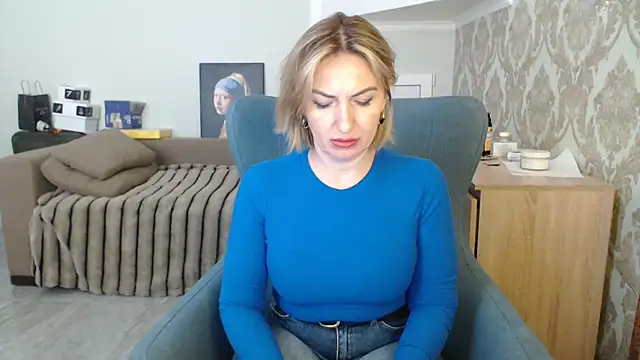 Snapshot of Mallinia chatting on 04.21.26 Mallinia online show from 04.21.26