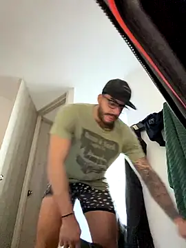 Snapshot of thomas_gun chatting on 11.01.25 thomas gun online show from 11.01.25