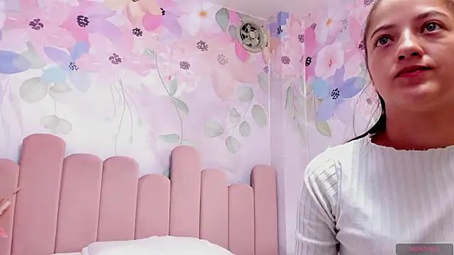 Snapshot of Annie_Cute18_ chatting on 01.17.25 Annie Cute18 online show from 01.17.25