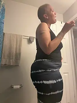 Snapshot of SexyHoneyRedd chatting on 06.17.26 SexyHoneyRedd online show from 06.17.26