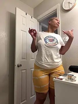 Snapshot of SexyHoneyRedd chatting on 06.26.26 SexyHoneyRedd online show from 06.26.26