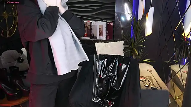 Snapshot of Lily_Moonlight chatting on 02.25.26 Lily Moonlight online show from 02.25.26