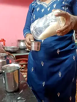 Snapshot of Renuma chatting on 01.06.25 Renuma online show from 01.06.25