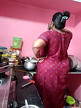 Snapshot of Renuma chatting on 10.08.25 Renuma online show from 10.08.25