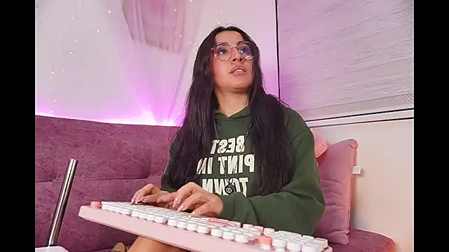 leila petitee  online show from 11.23.25