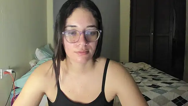 Snapshot of atenas_05_ chatting on 06.14.26 atenas 05 online show from 06.14.26