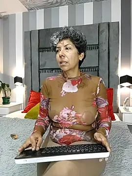 Julianewell online show from 11.25.25