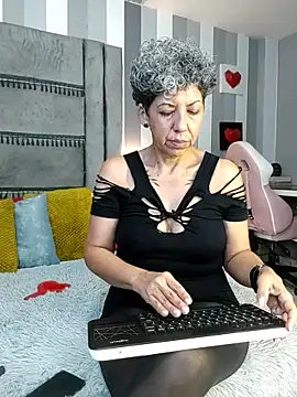 Julianewell online show from 12.15.25