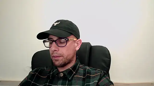 Snapshot of mikealcorleone chatting on 01.21.25 mikealcorleone online show from 01.21.25