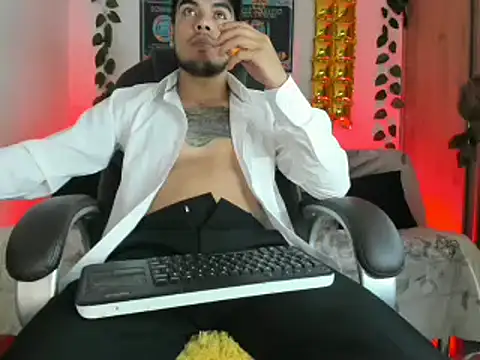 Snapshot of mikee_scooth chatting on 01.21.25 mikee scooth online show from 01.21.25