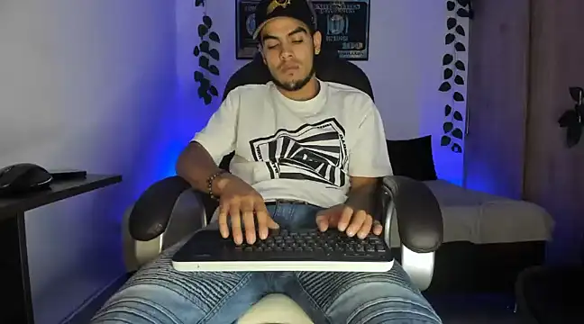 Snapshot of mikee_scooth chatting on 03.13.25 mikee scooth online show from 03.13.25