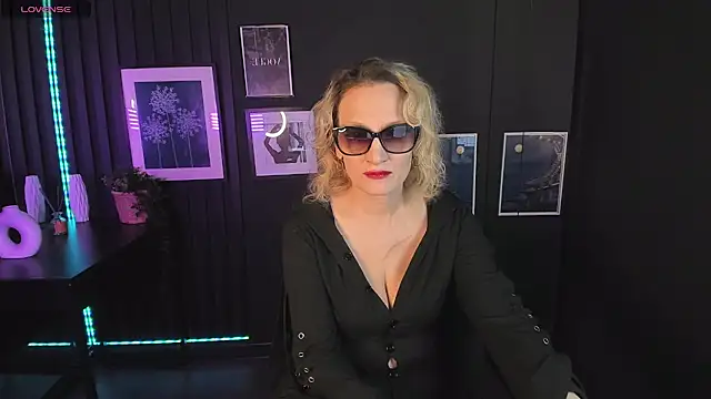 Queen Anna  online show from 12.15.24