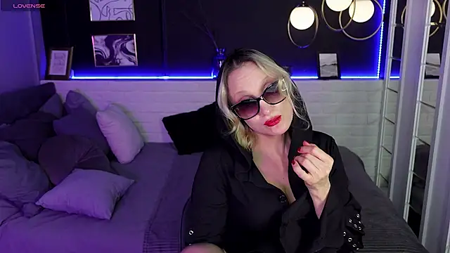 Queen Anna  online show from 01.11.25