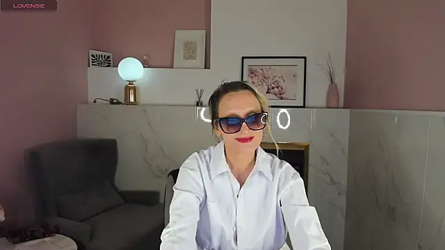 Queen Anna  online show from 02.01.25