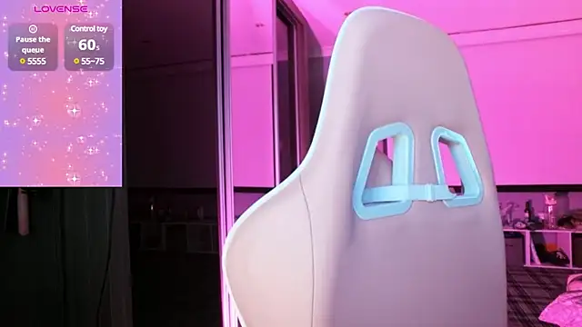 Snapshot of Daisydelicious chatting on 02.15.25 Daisydelicious online show from 02.15.25