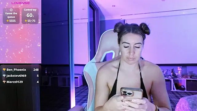 Snapshot of Daisydelicious chatting on 02.21.25 Daisydelicious online show from 02.21.25