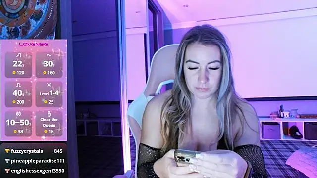 Snapshot of Daisydelicious chatting on 03.18.25 Daisydelicious online show from 03.18.25