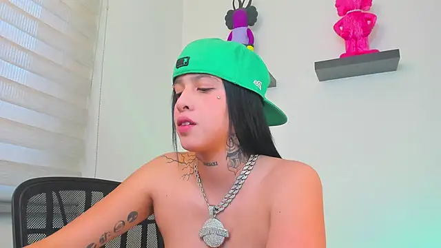 Gangster Girl online show from 12.18.24