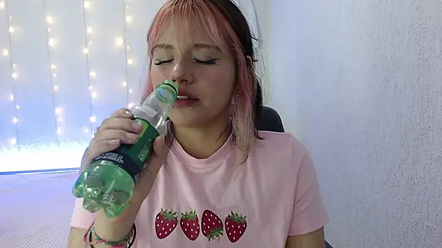 Snapshot of mixie_cute chatting on 12.01.24 mixie cute online show from 12.01.24