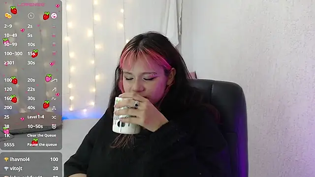 Snapshot of mixie_cute chatting on 12.20.24 mixie cute online show from 12.20.24