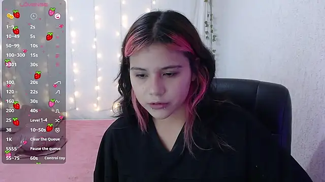 Snapshot of mixie_cute chatting on 01.19.25 mixie cute online show from 01.19.25