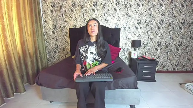 EmiGomez  online show from 12.05.25