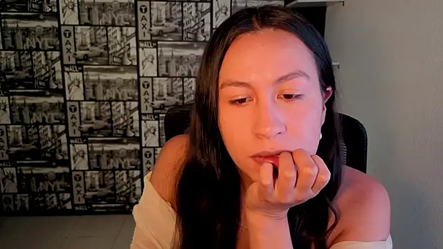Snapshot of EmiGomez_ chatting on 06.27.26 EmiGomez online show from 06.27.26