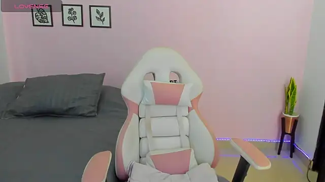 Snapshot of sophie_pazz chatting on 02.08.26 sophie pazz online show from 02.08.26