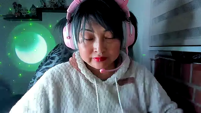Snapshot of Shaddycute_ chatting on 05.18.26 Shaddycute online show from 05.18.26