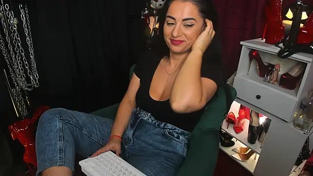 Snapshot of MistressMeghan chatting on 12.11.24 MistressMeghan online show from 12.11.24