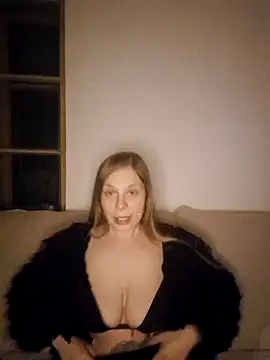 Snapshot of katiestevens chatting on 11.23.25 katiestevens online show from 11.23.25