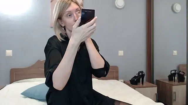 AvelinaLeoni online show from 01.24.25