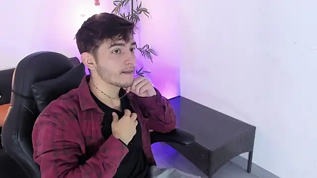 Snapshot of DiegoRogue_ chatting on 12.11.24 DiegoRogue online show from 12.11.24