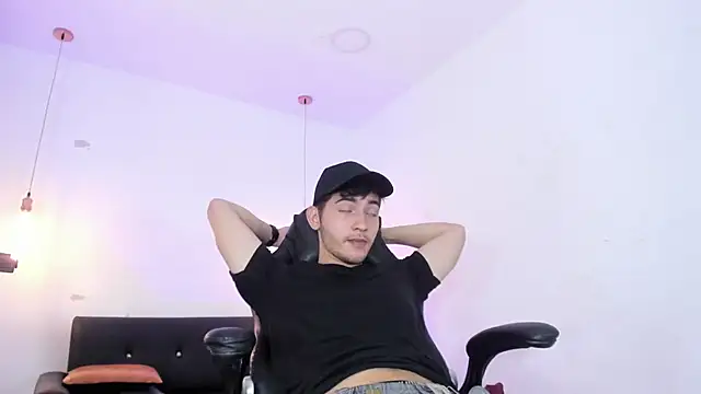 Snapshot of DiegoRogue_ chatting on 12.11.24 DiegoRogue online show from 12.11.24