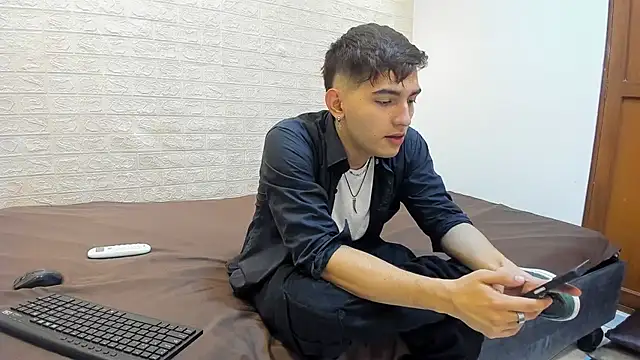 Snapshot of DiegoRogue_ chatting on 12.18.24 DiegoRogue online show from 12.18.24