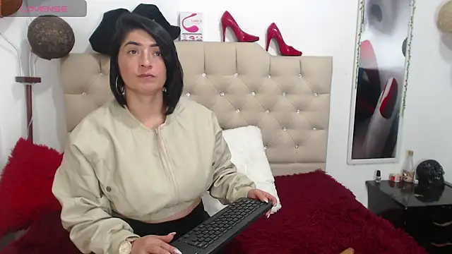 Snapshot of karenlennox1 chatting on 12.27.24 karenlennox1 online show from 12.27.24