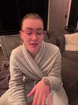 Snapshot of xX_HotCouple_Xx chatting on 12.17.25 xX HotCouple Xx online show from 12.17.25