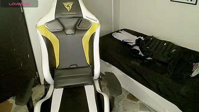 Snapshot of bby_santi chatting on 10.03.25 bby santi online show from 10.03.25