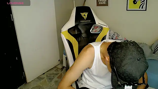 Snapshot of bby_santi chatting on 11.01.25 bby santi online show from 11.01.25