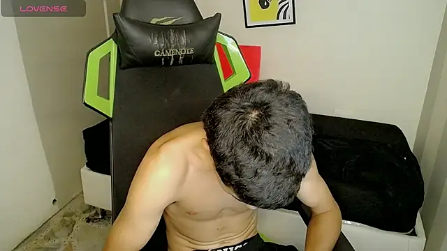 Snapshot of bby_santi chatting on 11.18.25 bby santi online show from 11.18.25