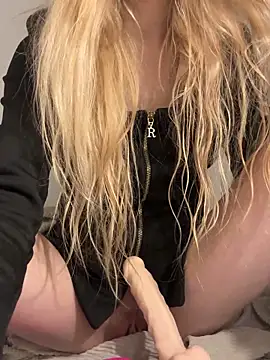 Snapshot of Lolitaxlola chatting on 10.31.25 Lolitaxlola online show from 10.31.25