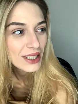 Snapshot of Lolitaxlola chatting on 11.17.25 Lolitaxlola online show from 11.17.25