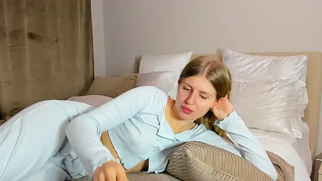 Snapshot of kirraa_ chatting on 11.21.25 kirraa online show from 11.21.25