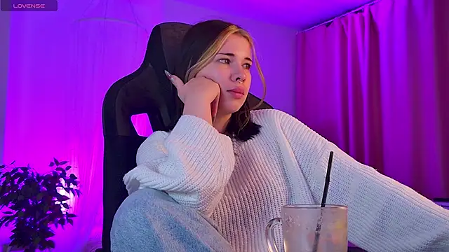 AliceSunday online show from 10.05.25