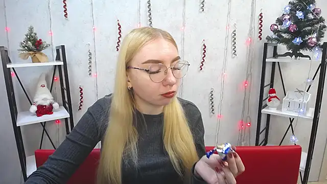 Snapshot of BeatriceFly chatting on 01.12.25 BeatriceFly online show from 01.12.25