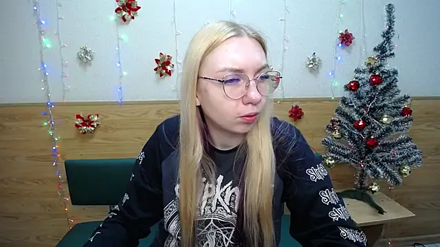 Snapshot of BeatriceFly chatting on 01.19.25 BeatriceFly online show from 01.19.25